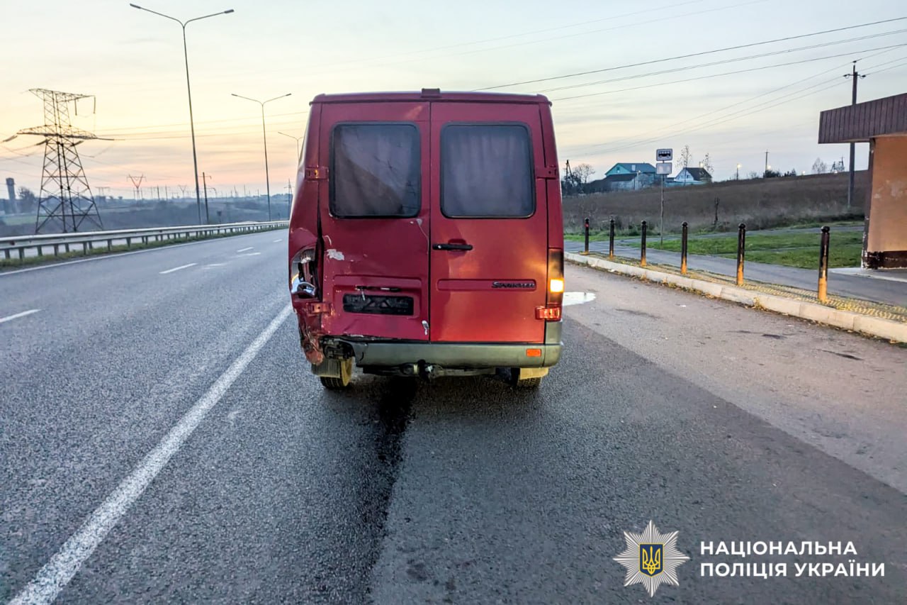 У Рівненському районі мотоцикліст врізався у мікроавтобус